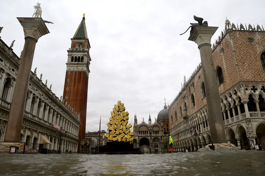 A szakemberek szerint akár Velence híres műemlék épületeiben is kárt tehet az árvíz