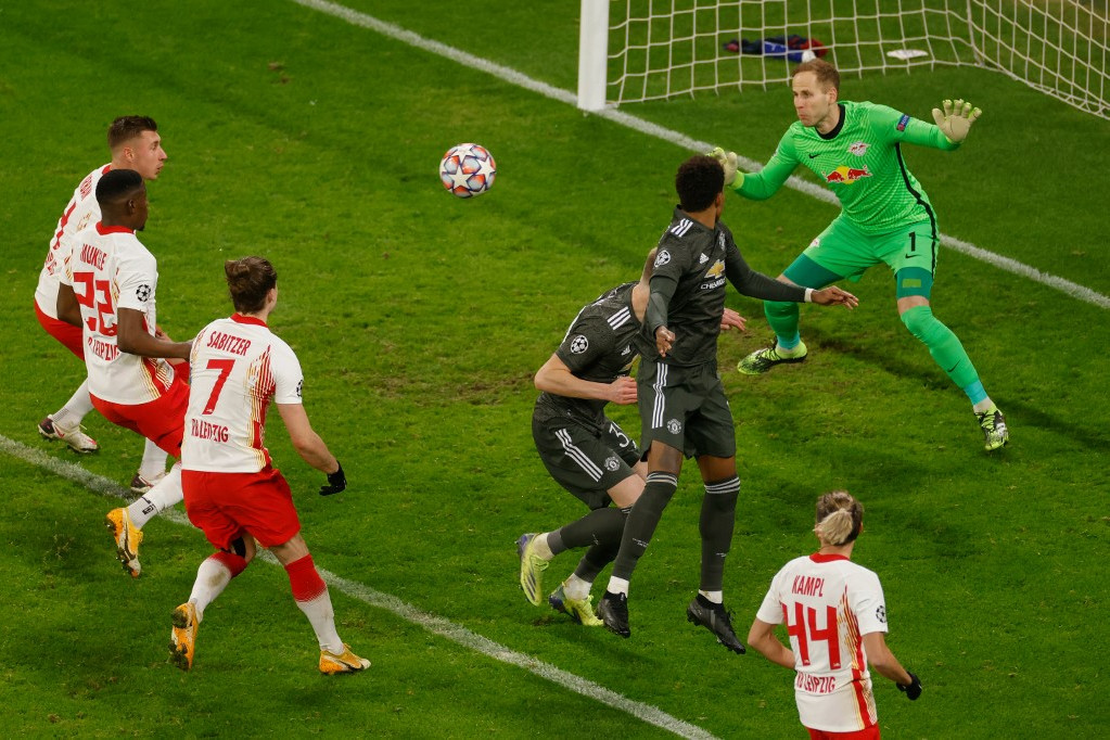 Gulácsi (zöld mezben) több védéssel is hozzájárult a Leipzig Man United elleni sikeréhez