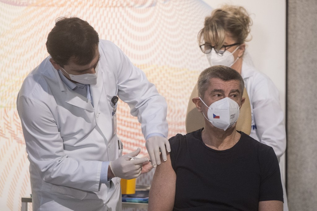 Fotó: AFP/Michal Cizek Csehországban Andrej Babis miniszterelnök az elsők között oltatta be magát