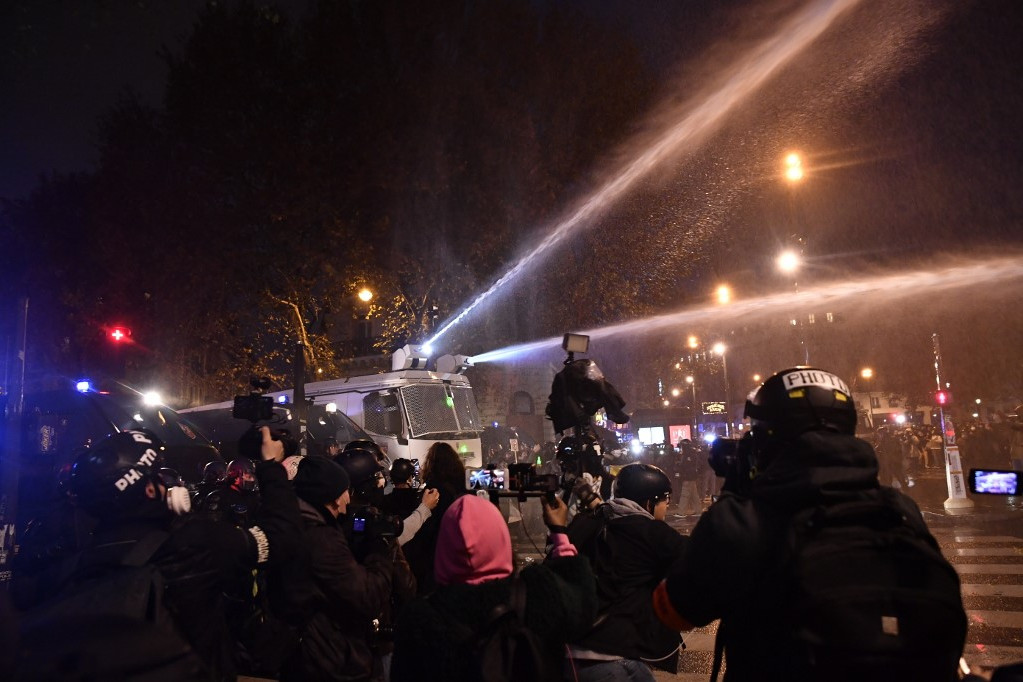 Fotó: Julien Mattia / ANADOLU AGENCY A rendőrök vízágyút is kényelenek voltak bevetni