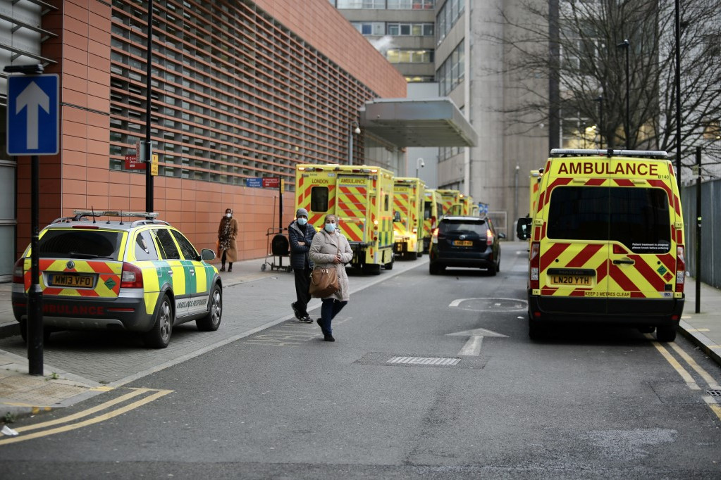 Fotó: AFP/Hasan Esen Mentőautók várakoznak a Londoni Királyi Kórház előtt