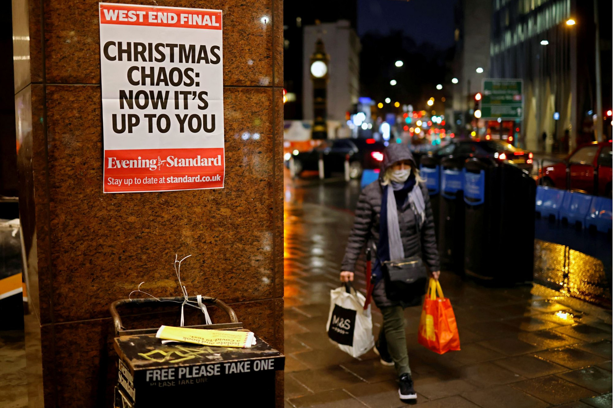 Fotó: AFP/Tolga Aakmen „Karácsonyi káosz: most rajtad múlik” – hirdeti egy londoni lap plakátja. December 23–27. között enyhítés jön