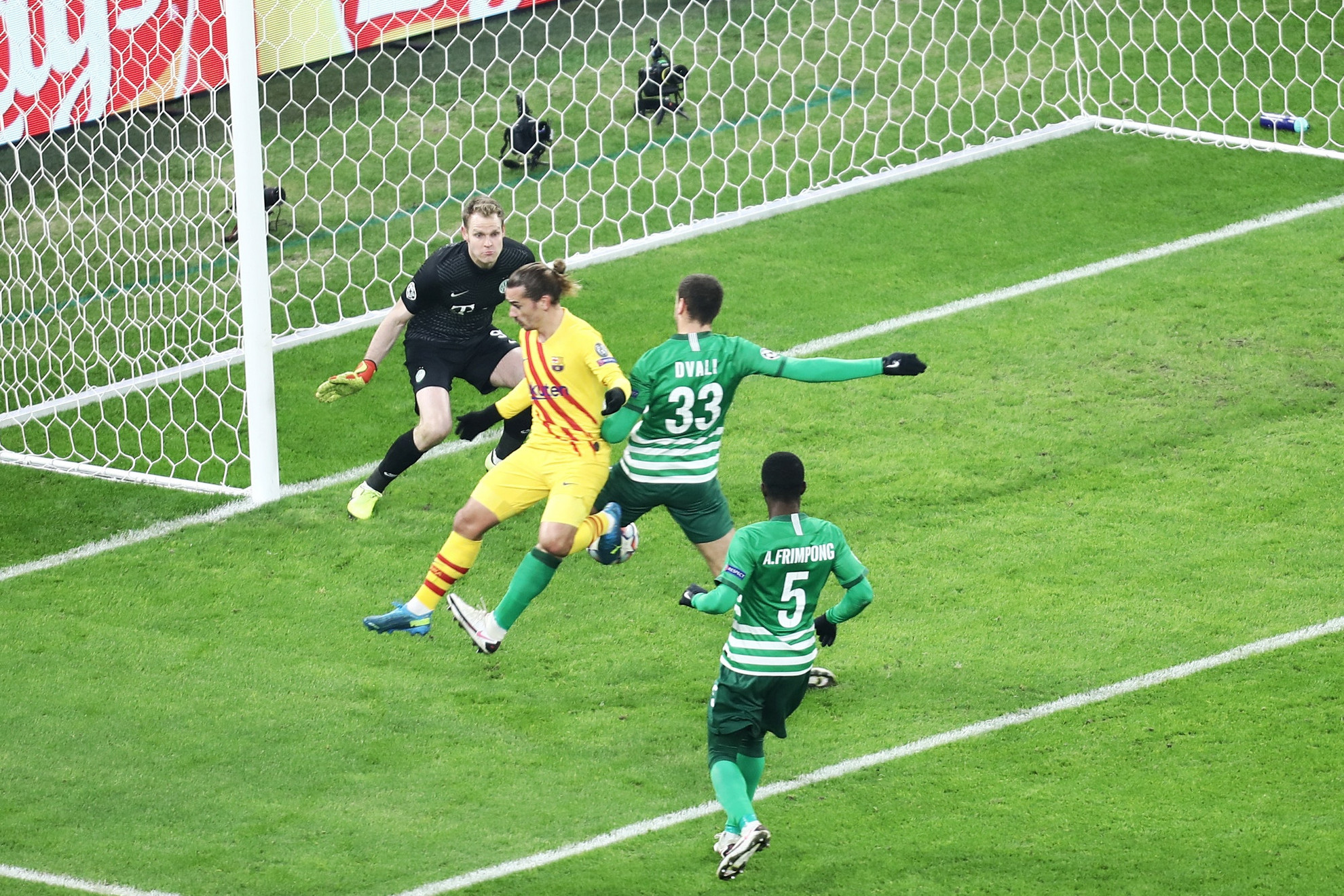 Fotó: MH/Papajcsik Péter Griezmann (sárgában) szerez gólt hanyag mozdulattal a Ferencváros ellen