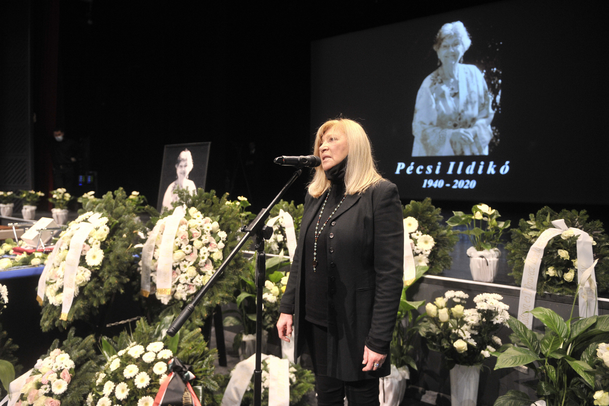 Fotó: MTI/Kovács Attila Bencze Ilona Jászai Mari-díjas színésznő, rendező, érdemes művész búcsúzik Pécsi Ildikó színművésztől