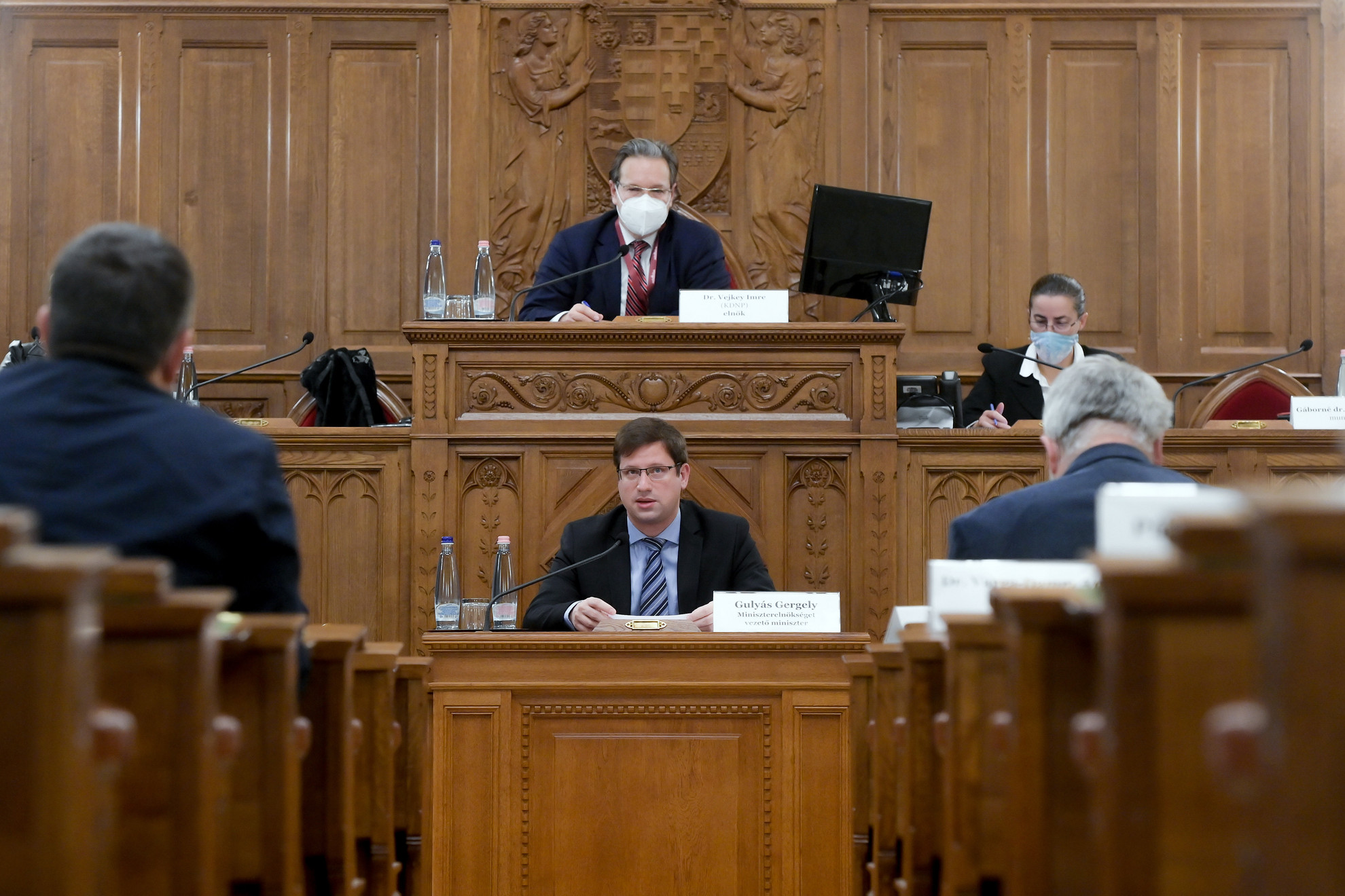 Fotó: MTI/Koszticsák Szilárd Gulyás Gergely, a Miniszterelnökséget vezető miniszter (elöl, k) éves meghallgatásán az Országgyűlés igazságügyi bizottságának ülésén az Országház Delegációs termében