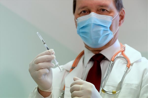 Fotó: MTI/Koszticsák Szilárd Szlávik János infektológus főorvos egy Pfizer és a BioNTech által kifejlesztett koronavírus elleni oltóanyaggal a Dél-pesti Centrumkórházban