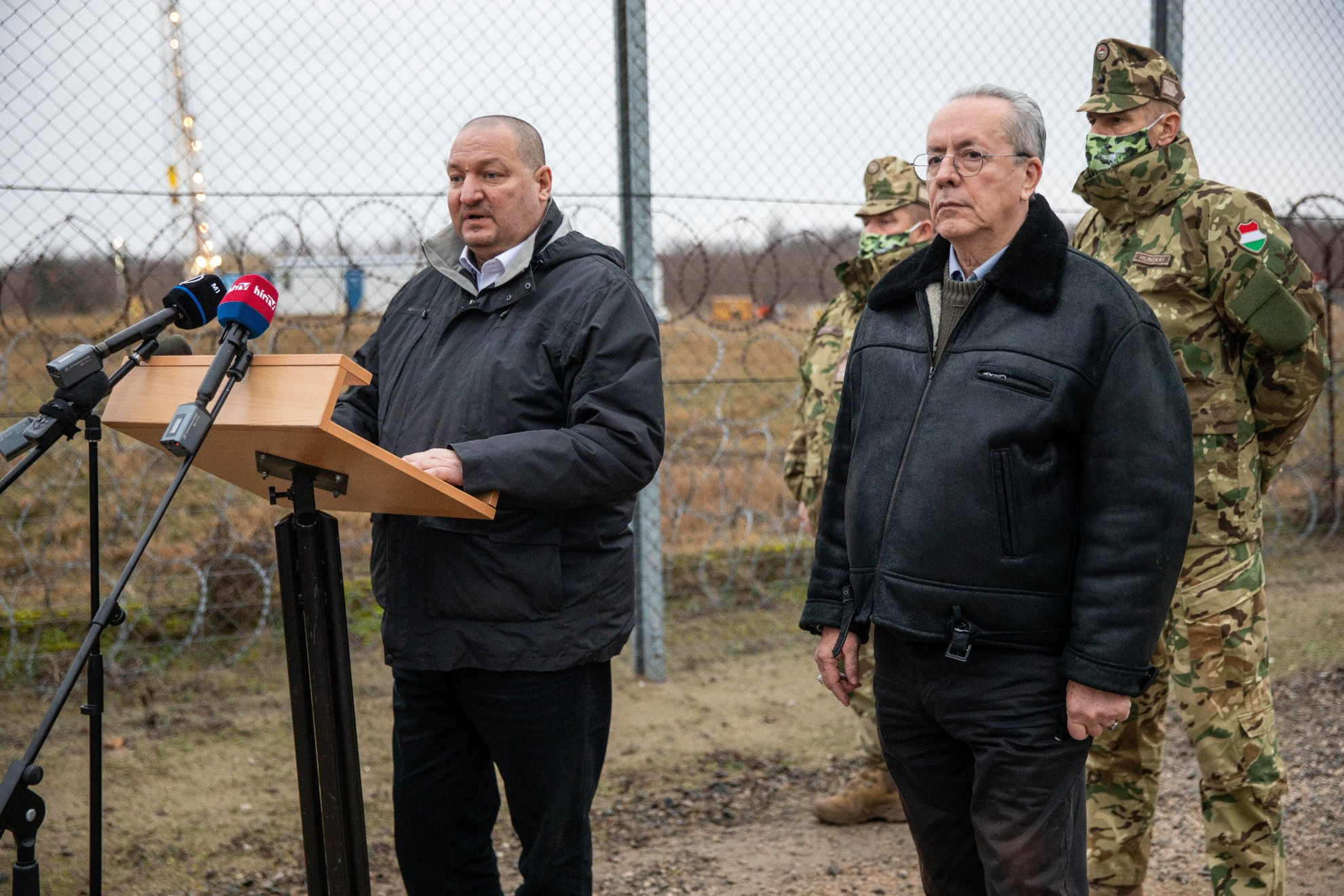 Németh Szilárd, a Honvédelmi Minisztérium parlamenti államtitkára (b) és Bakondi György, a miniszterelnök belbiztonsági főtanácsadója sajtótájékoztatót tart Kelebia közelében, a magyar-szerb határon, az ideiglenes biztonsági határzárnál 2020. december 18-án