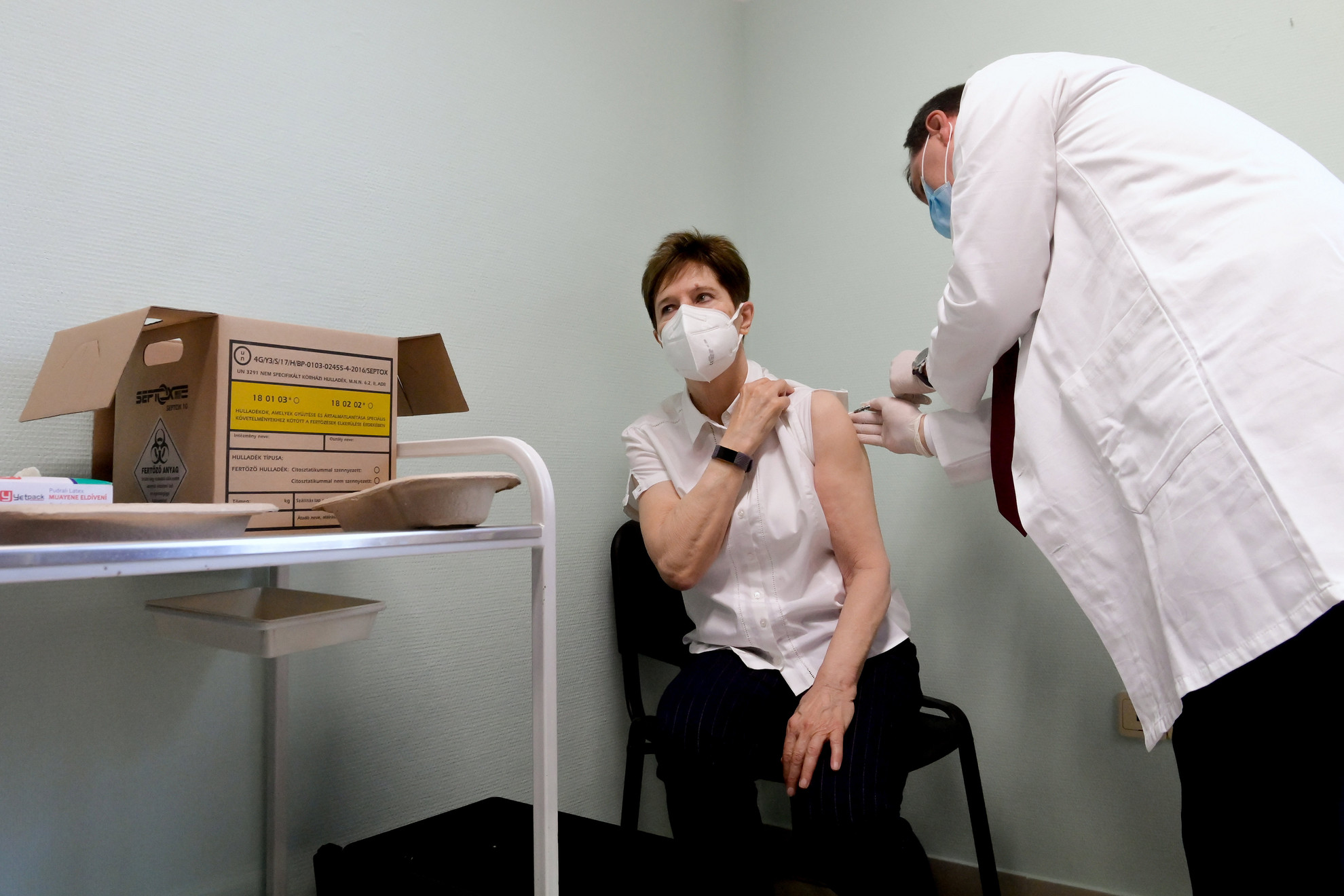 Fotó: MTI/Koszticsák Szilárd Szlávik János infektológus főorvos beoltja a Pfizer és a BioNTech által kifejlesztett koronavírus elleni oltóanyaggal Kertész Adrienne osztályvezető főorvost a Dél-pesti Centrumkórházban