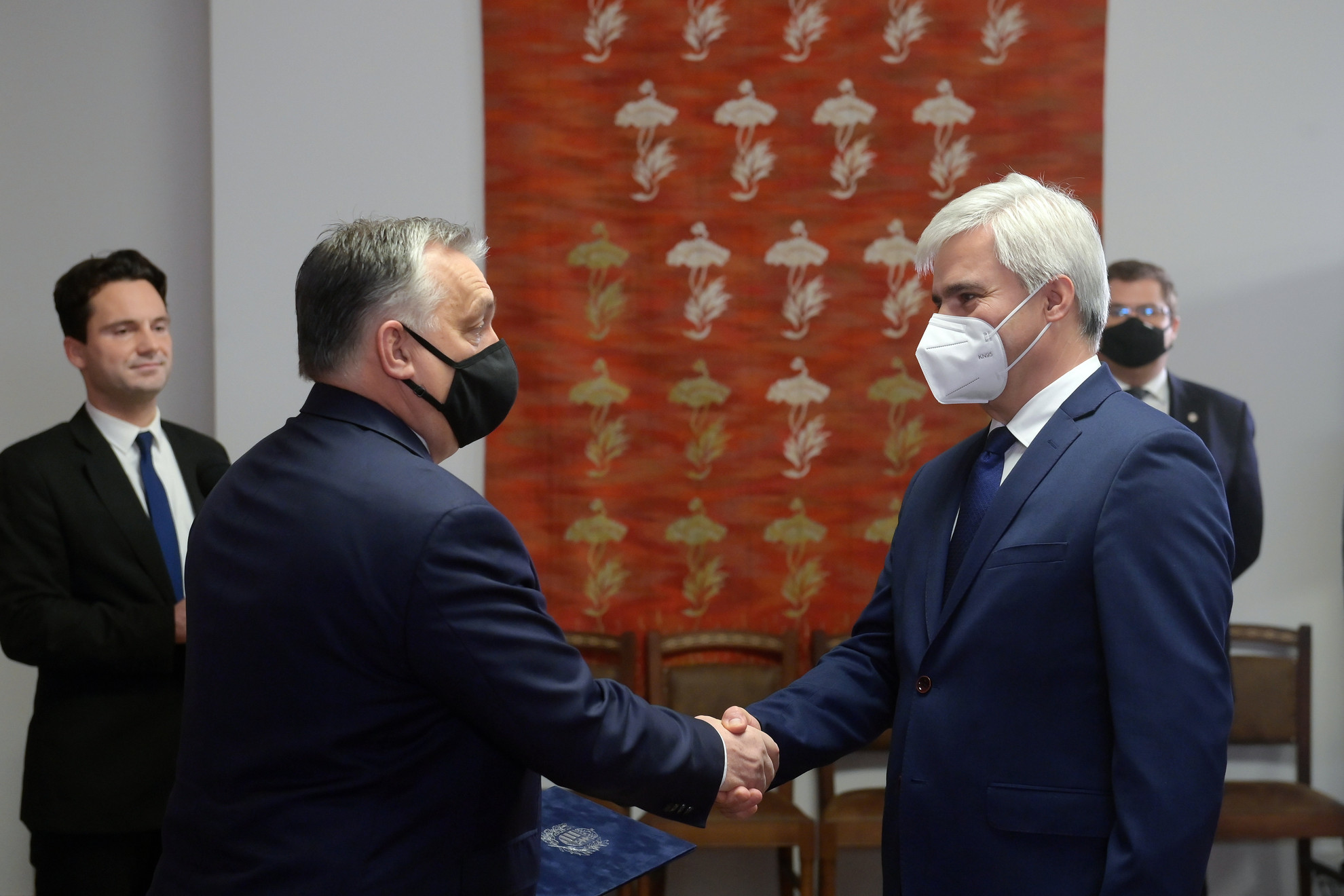 Fotó: MTI/Koszticsák Szilárd Orbán Viktor miniszterelnök (b) átadja az Országos Kórházi Főigazgatóság vezetője, Jenei Zoltán kinevezési okiratát a Karmelita kolostorban 2020. december 21-én