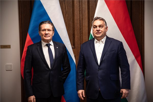 Fotó: MTI/Miniszterelnöki Sajtóiroda A Miniszterelnöki Sajtóiroda által közreadott képen Orbán Viktor miniszterelnök (j) és Alekszej Lihacsov, a Roszatom orosz állami atomenergetikai konszern vezérigazgatójának találkozója a Karmelita kolostorban