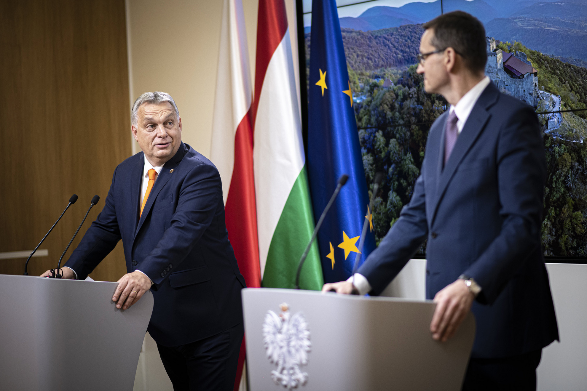 Fotó: MTI/Miniszterelnöki Sajtóiroda A Miniszterelnöki Sajtóiroda által közreadott képen Orbán Viktor miniszterelnök (b) és Mateusz Morawiecki lengyel kormányfő sajtótájékoztatója az Európai Unió állam- és kormányfőinek csúcsértekezletét követően Brüsszelben