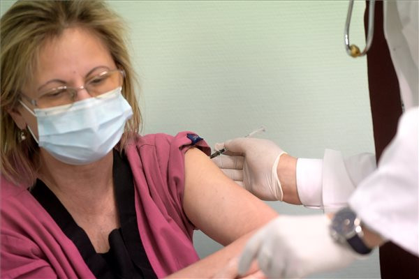 Fotó: MTI/Koszticsák Szilárd Szlávik János infektológus főorvos beoltja a Pfizer és a BioNTech által kifejlesztett koronavírus elleni oltóanyaggal Várnai Zsuzsanna főorvost a Dél-pesti Centrumkórházban