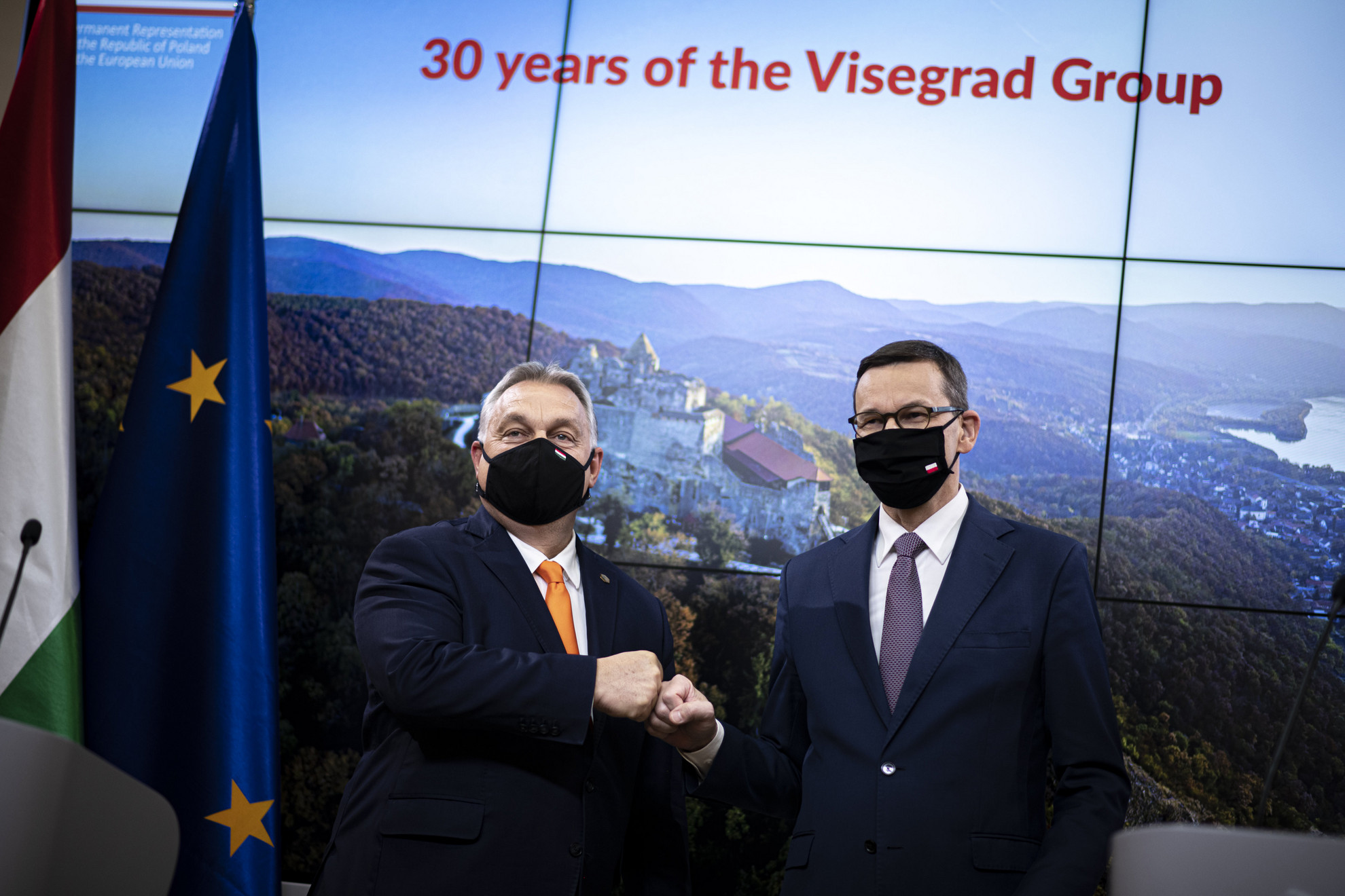 Fotó: MTI/Miniszterelnöki Sajtóiroda Orbán Viktor miniszterelnök (b) és Mateusz Morawiecki lengyel kormányfő sajtótájékoztatója az Európai Unió állam- és kormányfőinek csúcsértekezletét követően Brüsszelben 2020. december 10-én