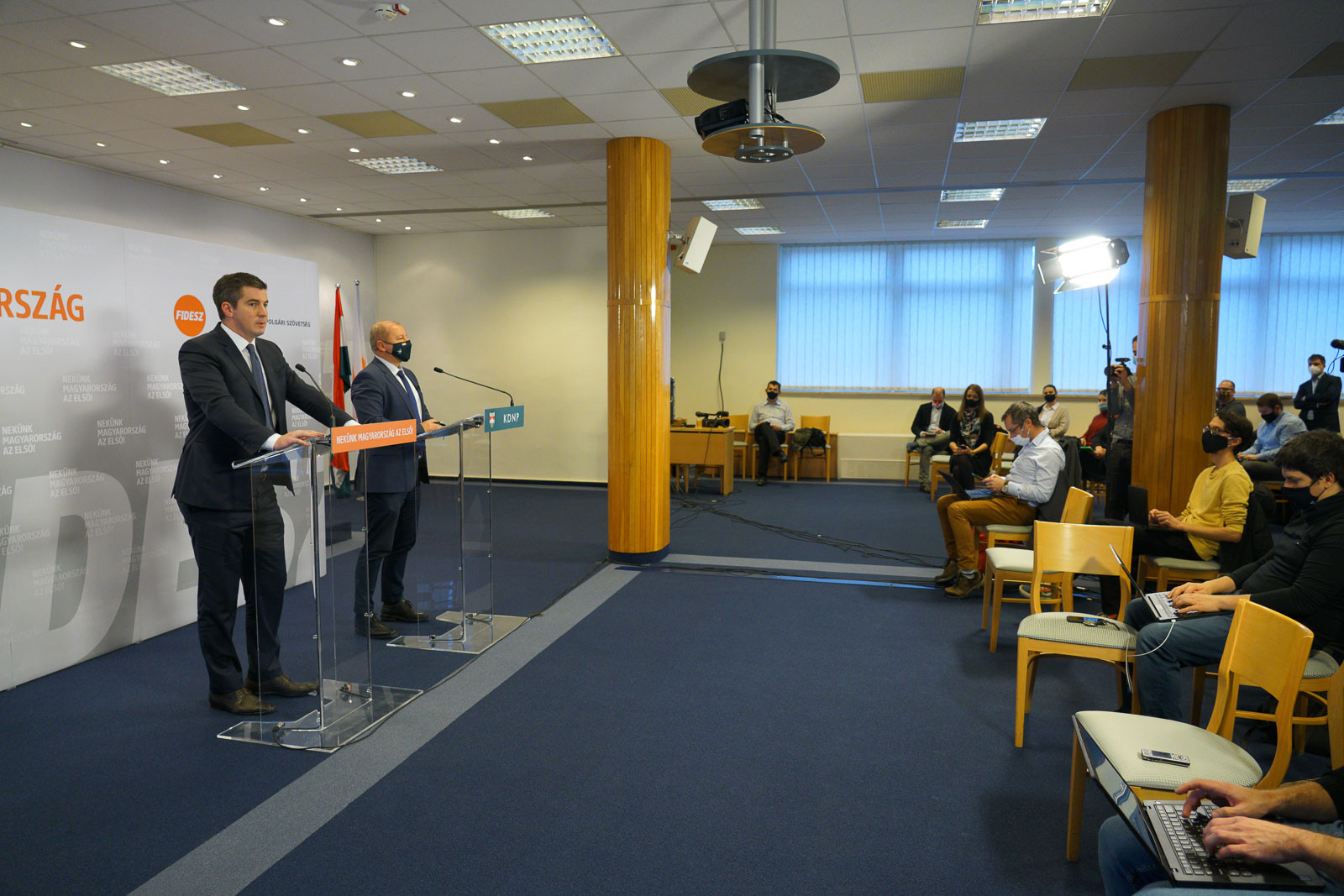 Kocsis Máté, a Fidesz (b) és Simicskó István, a Kereszténydemokrata Néppárt (KDNP) parlamenti frakcióvezetője az őszi ülésszak végén tartott sajtótájékoztatójukon a Képviselői Irodaházban