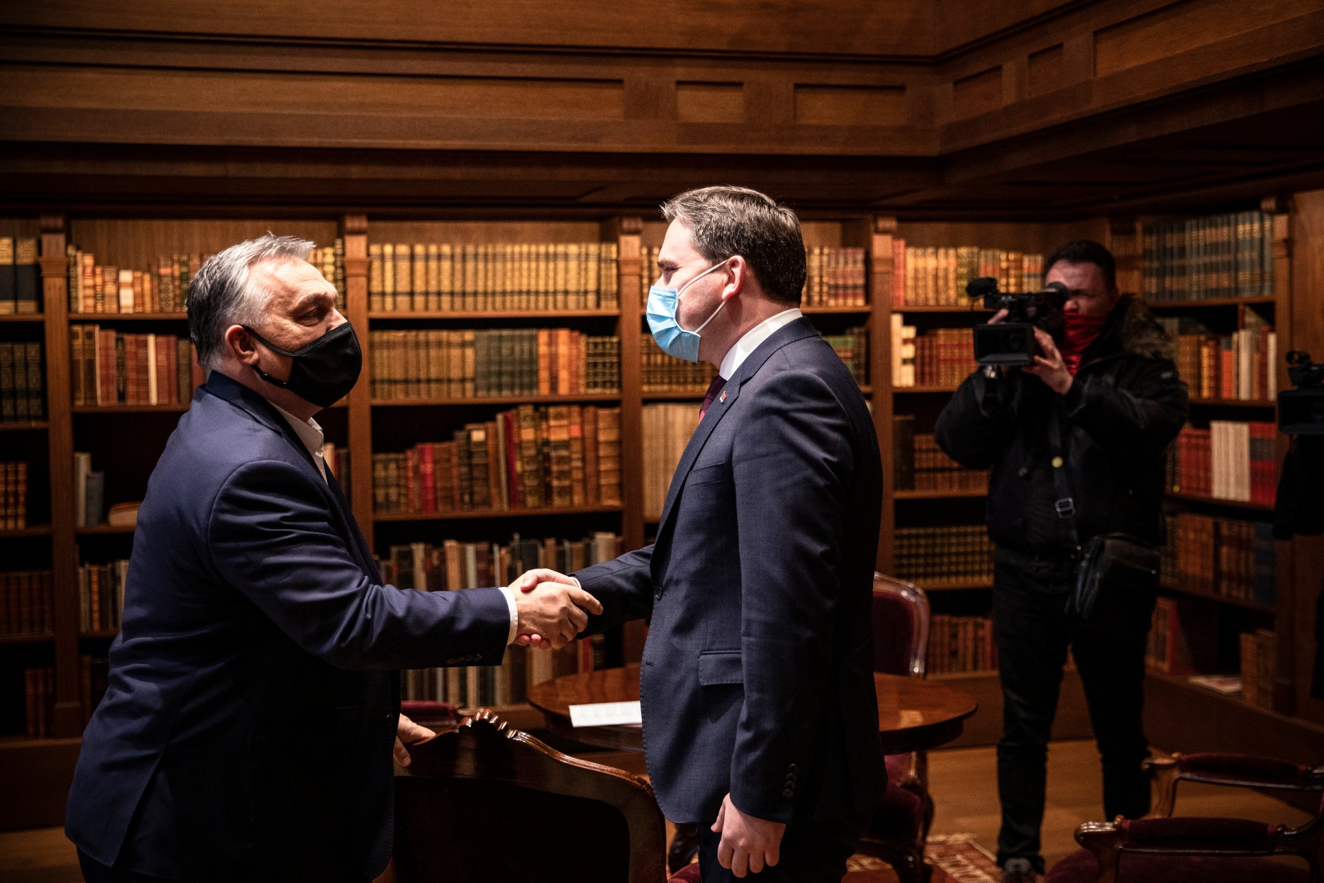 Fotó: MTI/Miniszterelnöki Sajtóiroda Orbán Viktor miniszterelnök (b) fogadja Nikola Selakovic szerb külügyminisztert a Karmelita kolostorban