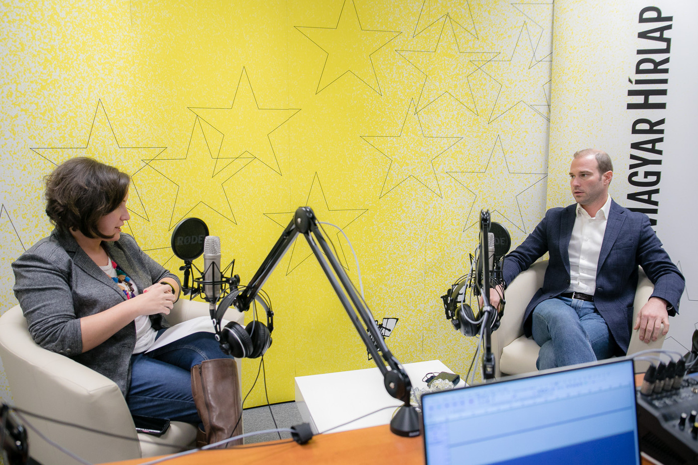 Fotó: MH/Papajcsik Péter Lapunk főmunkatársa, Őry Mariann és Hollik István, a Fidesz kommunikációs igazgatója a Magyar Hírlap Faktum című podcastjának felvételén