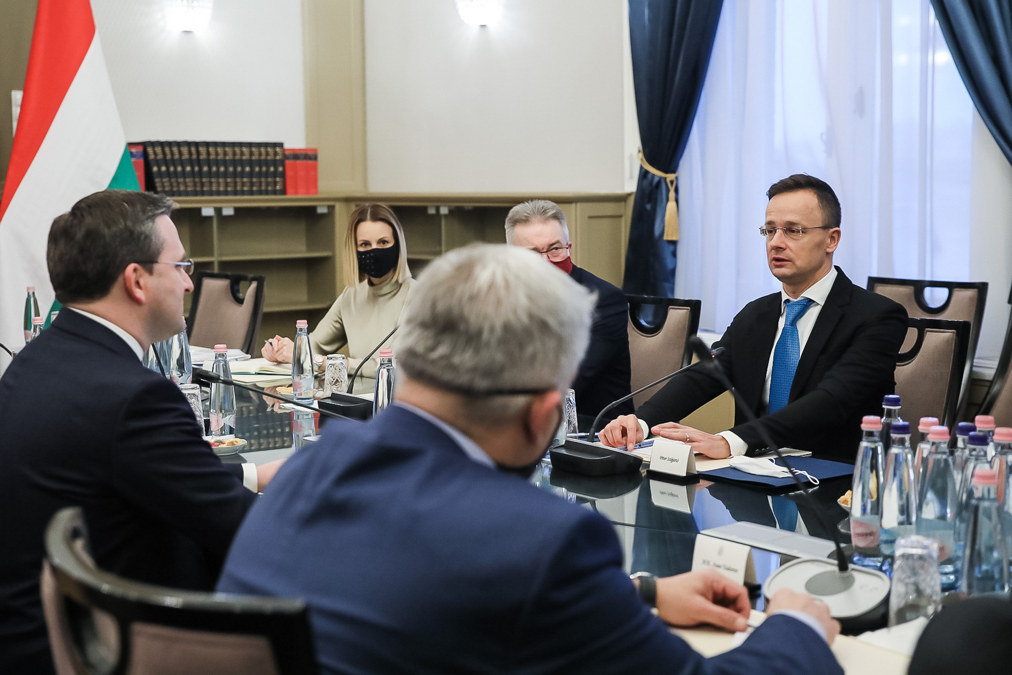 A magyar és a szerb külügyi delegáció megbeszélést folytat Budapesten 2020. december 18-án