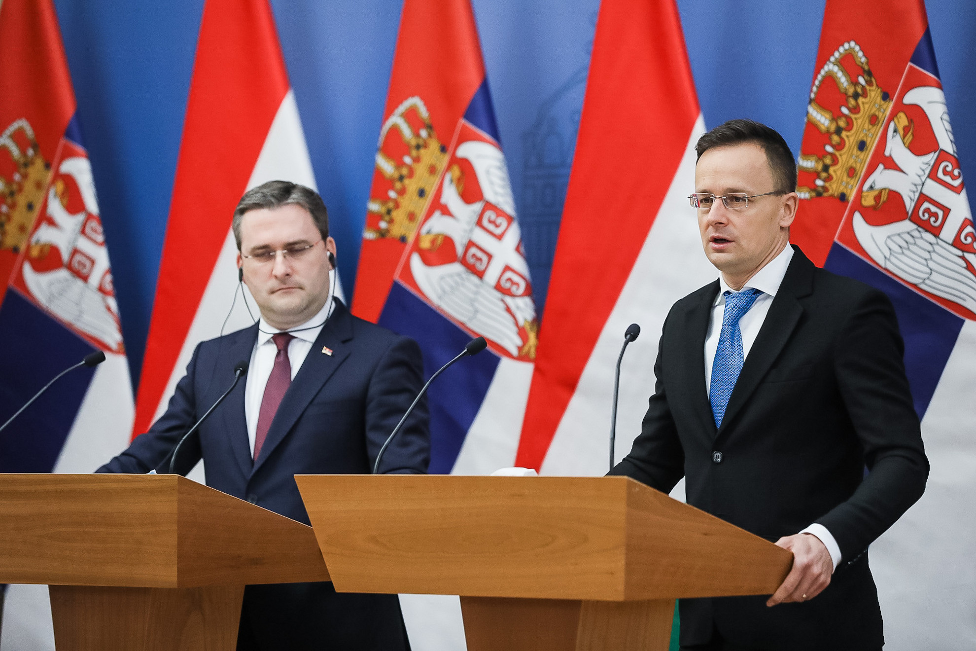 Nikola Selakovic szerb külügyminiszter (b) és Szijjártó Péter külgazdasági és külügyminiszter (j) közös sajtótájékoztatót tart Budapesten 2020. december 18-án