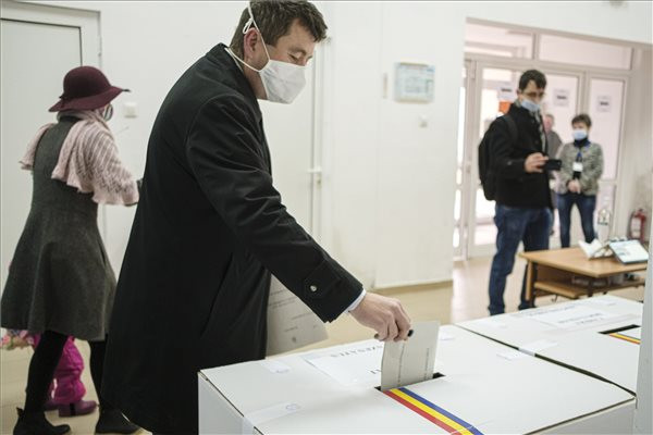 Borboly Csaba, Hargita megye önkormányzatának elnöke szavaz a 16. számú szavazókörzetben a romániai parlamenti választásokon