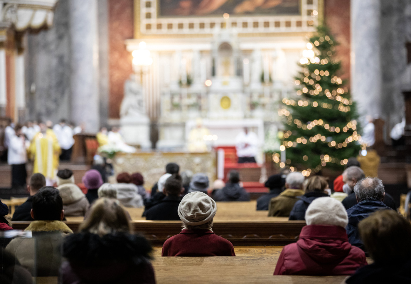 Hívek az év végi hálaadó szentmisén az Esztergomi Bazilikában 2020. december 31-én