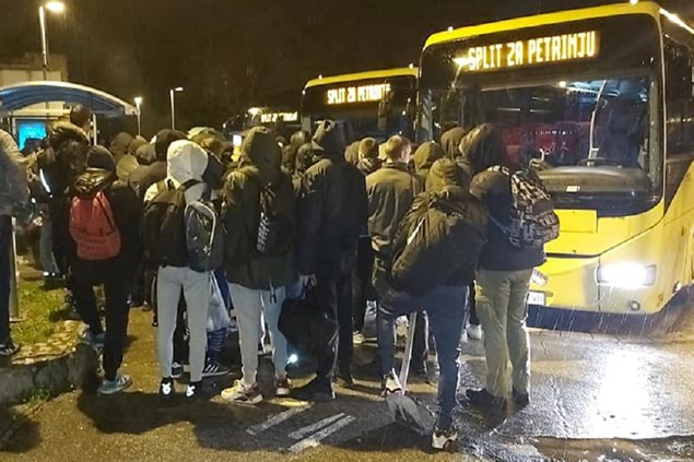 Fotó: Marin Maljković A spliti drukkerek buszokkal érkeztek Petrinjába segíteni a romeltakarításban