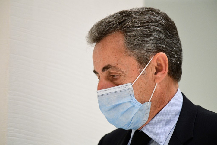 Fotó: AFP/Martin BUREAU Két év letöltendőt és két év felfüggesztettet kért az ügyész Nicolas Sarkozyre