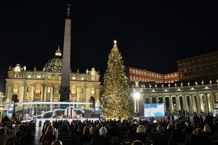Felkapcsolták a fényeket a Vatikán karácsonyfáján
