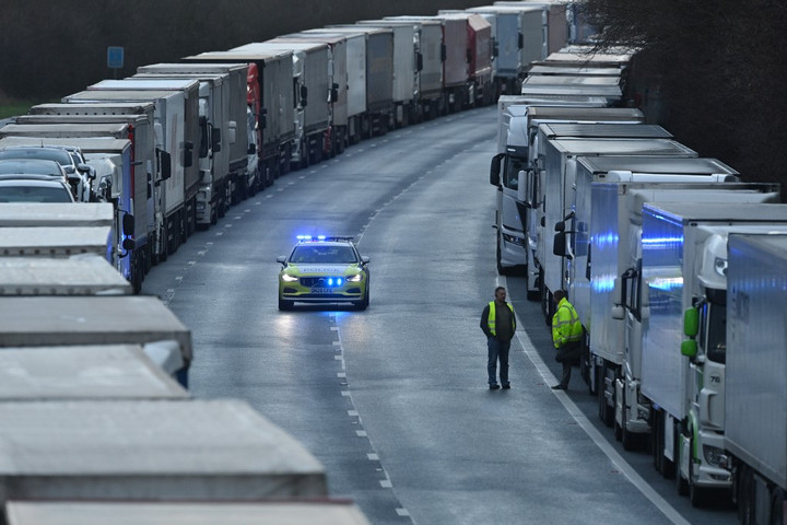 Fotó: AFP/JUSTIN TALLIS Rosszak a kilátások a briteknél, több országban is kezdik az oltást
