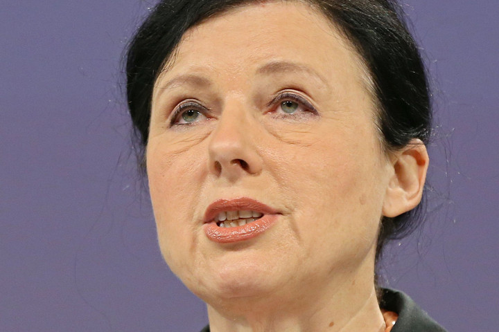„Vera Jourova fejezze be a képmutató politikai támadásokat”