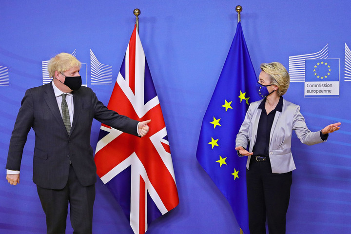 Brexit-tánc pengeélen
