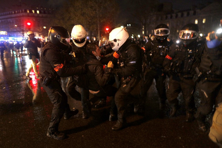 Vízágyúval és könnygázzal verték le az anarchista rendbontók tüntetését Párizsban