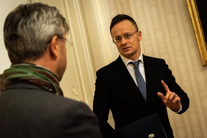 Szijjártó: Erősebben kell fellépni a migrációpárti politikával szemben