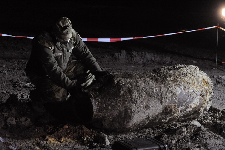 Fotó: MTI/Mihádák Zoltán Hatástalanították a Kvassay hídnál talált egytonnás légibombát