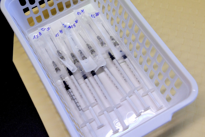 Fotó: MTI/Koszticsák Szilárd Több mint egymillió adag Pfizer-vakcina érkezett eddig Magyarországra