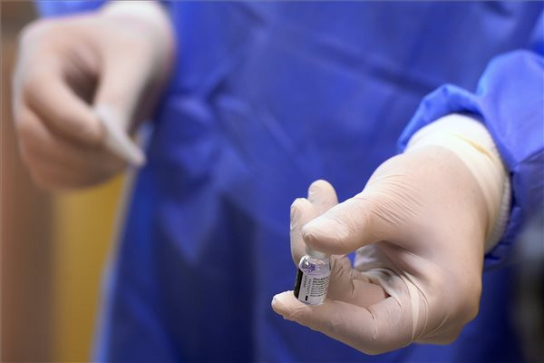 Fotó: MTI/Koszticsák Szilárd Kétféle vakcina érkezik kedden Magyarországra