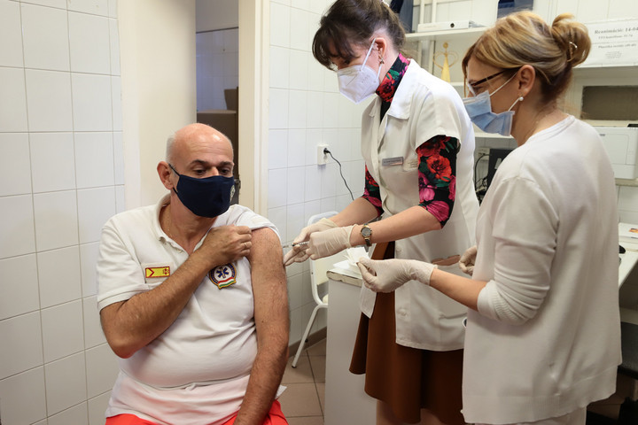 Elkezdődött a koronavírus elleni oltás Szegeden