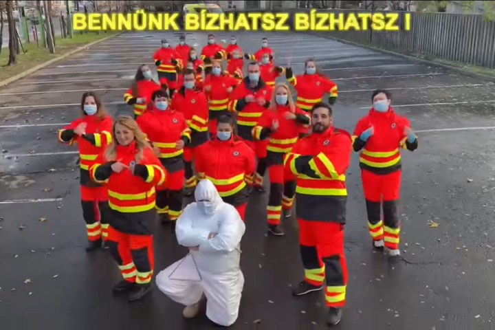 Fotó: Facebook/Országos Metőszolgála Vidám dallal kívánnak boldog új évet a mentők
