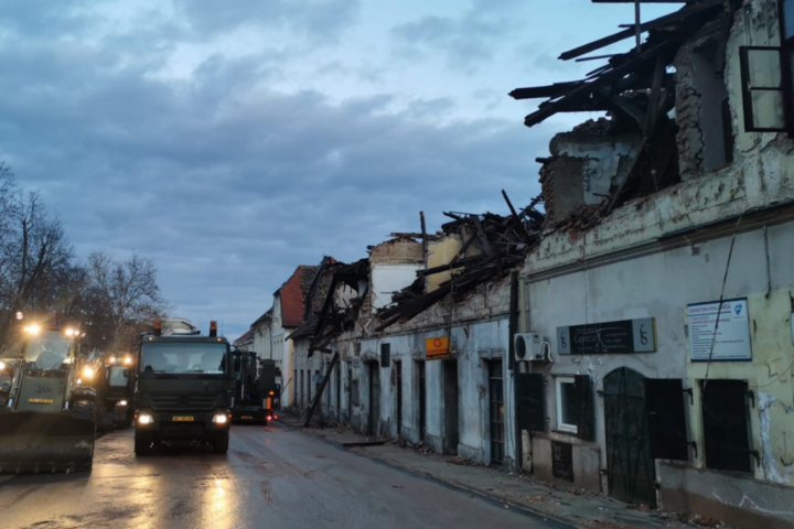 Lakókonténerekkel segítik a horvátországi földrengés károsultjait