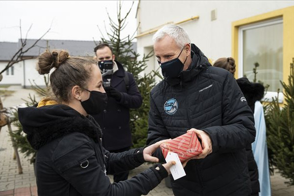 Személyre szóló ajándékokat kaptak a gyermekotthon lakói