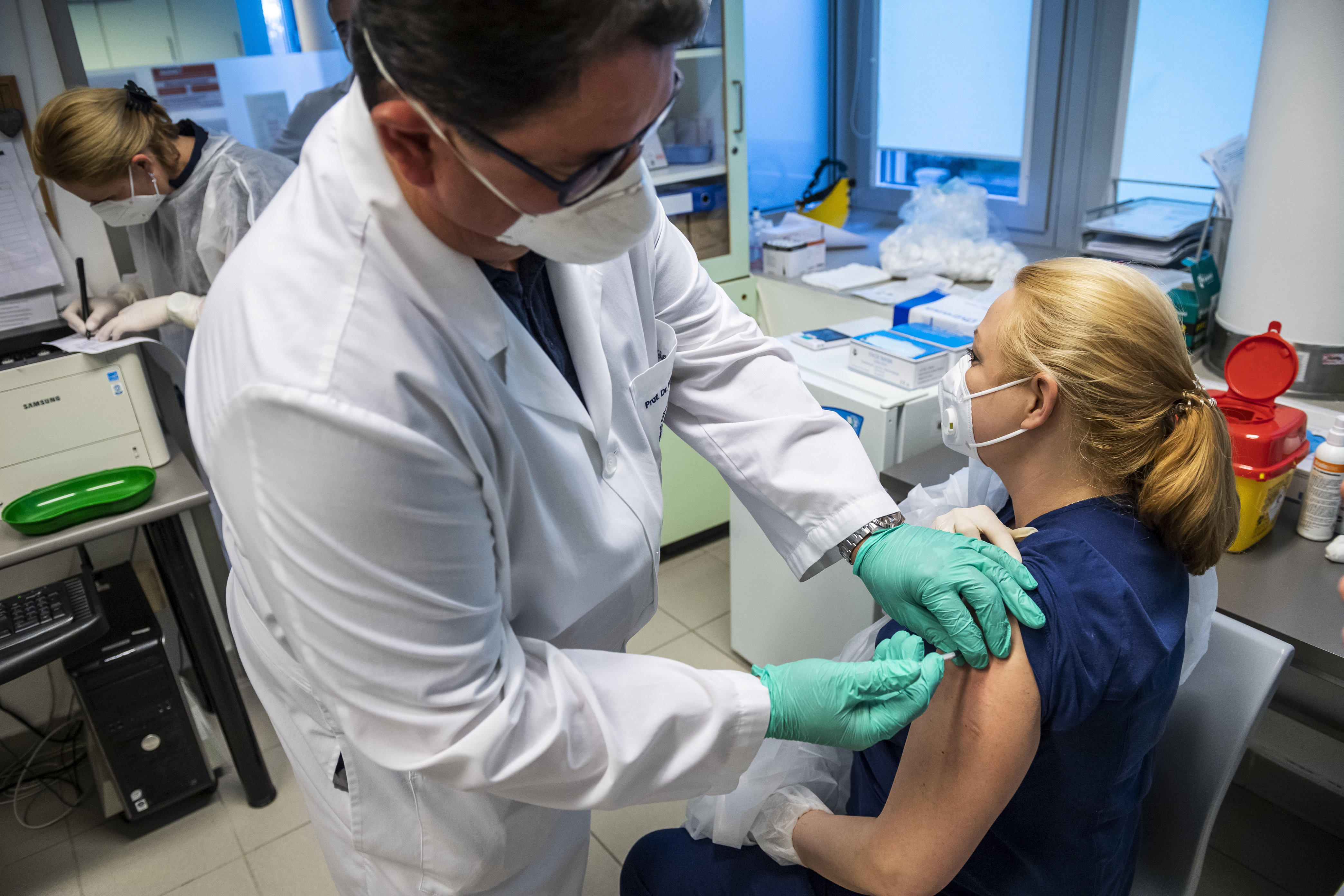 Elkezdték az egészségügyi dolgozók oltását