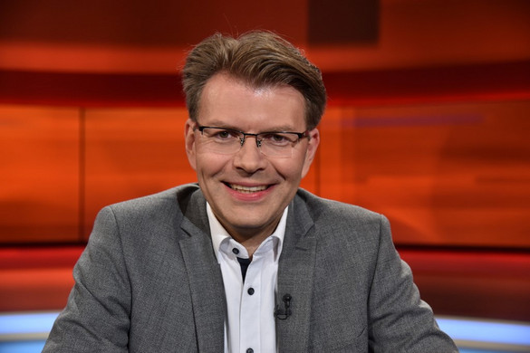 Kronen Zeitung: A Néppárt letérdelt Orbán előtt