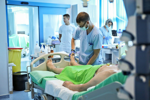 104 500 ember, az egészségügyi dolgozók több mint 95 százaléka aláírta az új szerződését