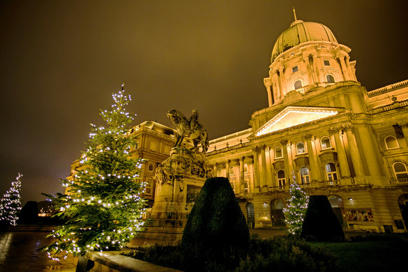 Ünnepi fényekbe öltözött Budapest
