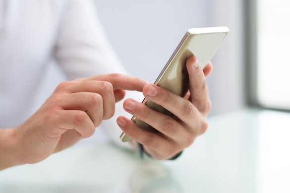Több százezer érintettje lehet hazánkban a csomagküldős sms-csalásnak