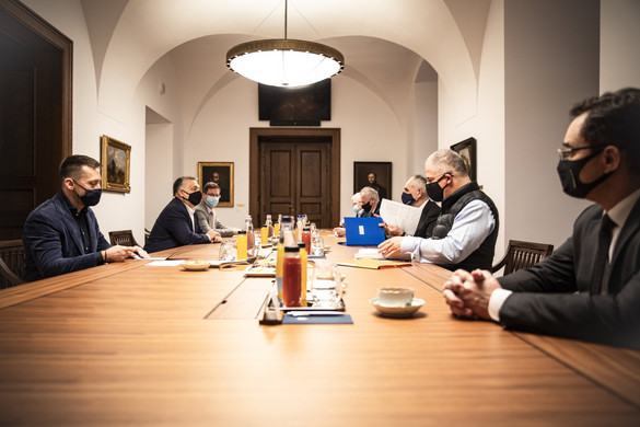 Az önkormányzatokkal együtt teremti meg a családok biztonságát a kormány