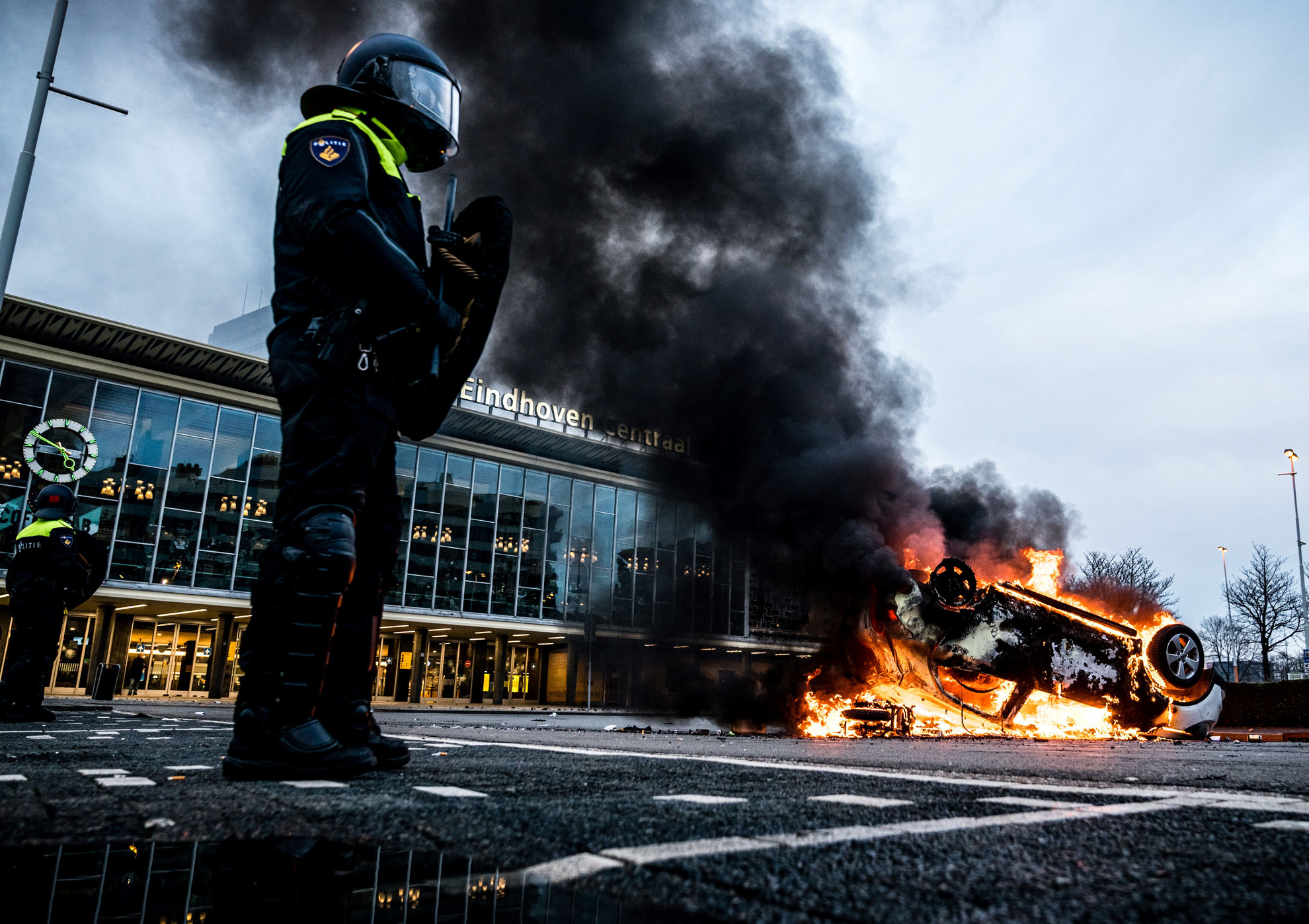 Fotó: AFP/ROB ENGELAAR Zavargók gyújtottak fel egy kocsit az eindhoveni vasútállomásnál