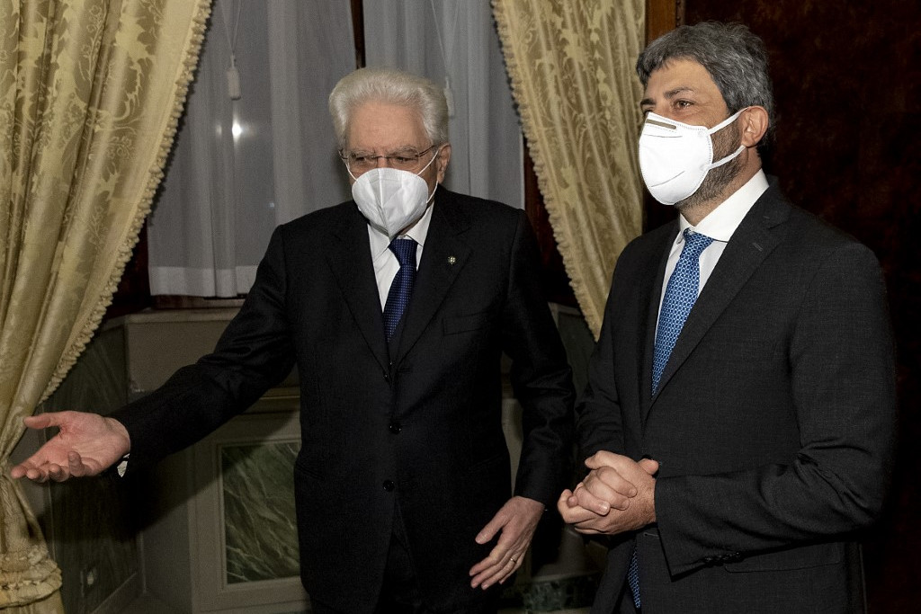 Fotó: AFP/Quirinale Press Office/Pao Sergio Mattarella államfő (balra) Roberto Ficót, a képviselőház elnökét bízta meg a konzultációk folytatásával a lehetséges kormánytöbbség felmérésére