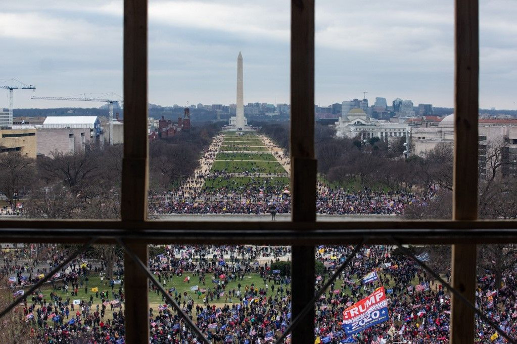 Fotó: Getty Images/AFP/Cheriss May Trump hívei a Capitolium épületéből