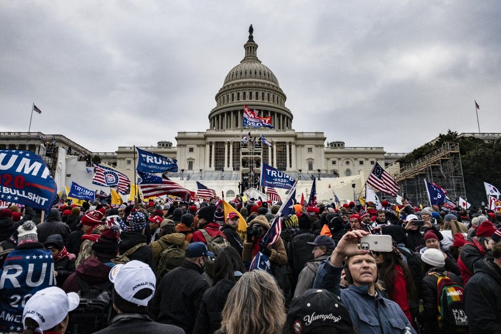 Trump-párti tüntetők a Capitolium előtt