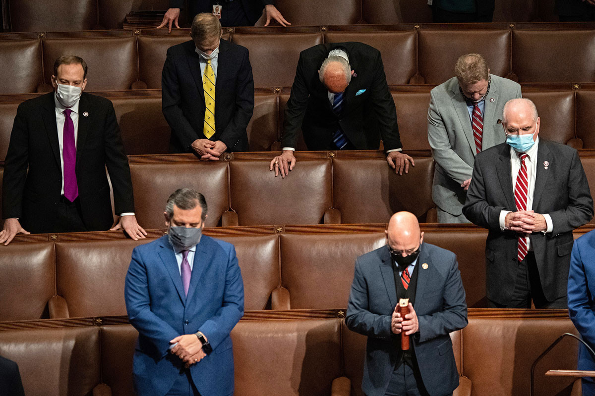 Fotó: AFPŰ/Saul Loeb Rebuplikánus képviselők imádkoznak, miután megerősítették Joe Biden győzelmét
